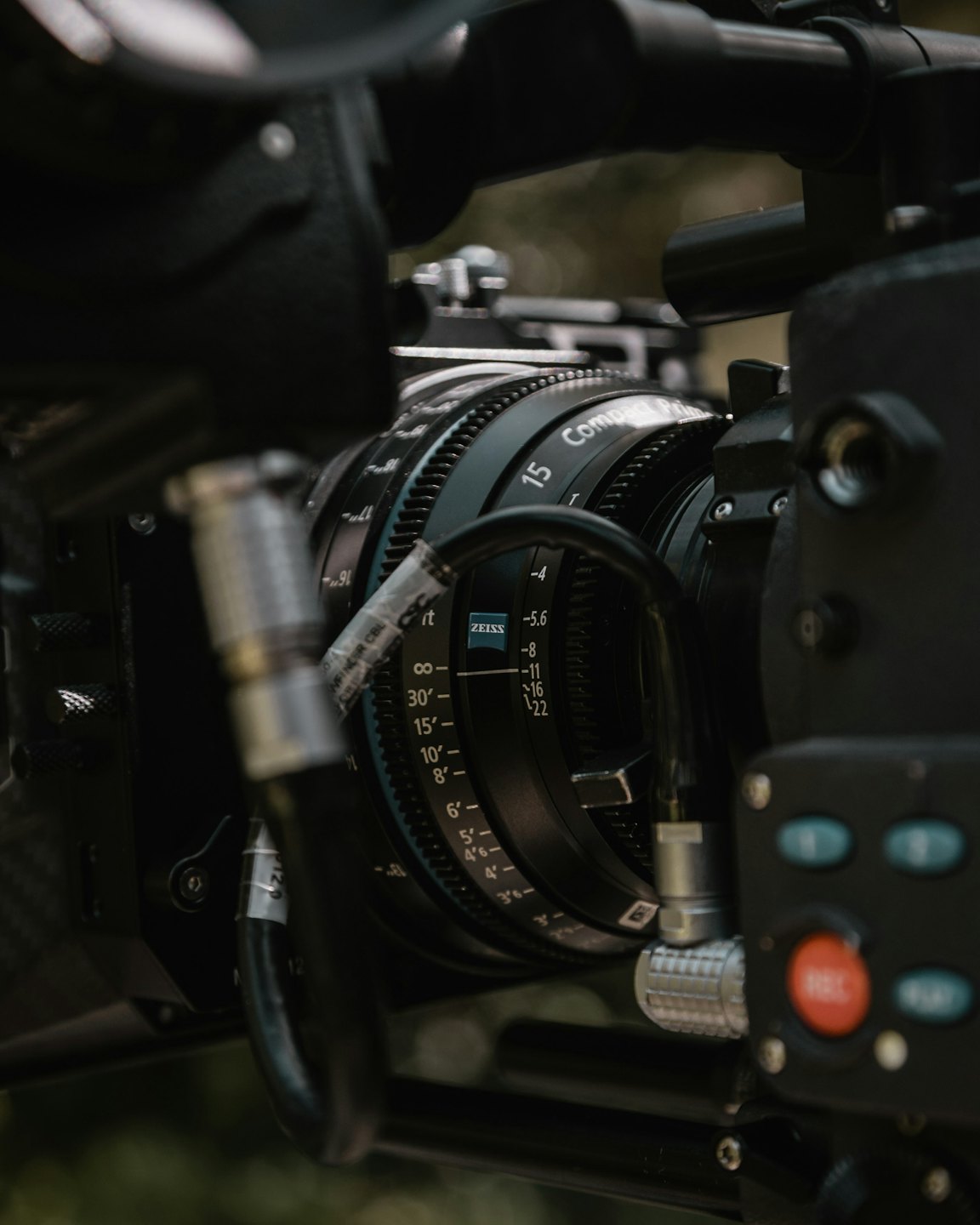 Profesjonalny obiektyw kamery filmowej ze skomplikowanymi ustawieniami i kablami.